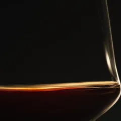 Vino tinto en copa, granate en el centro y ámbar en el borde