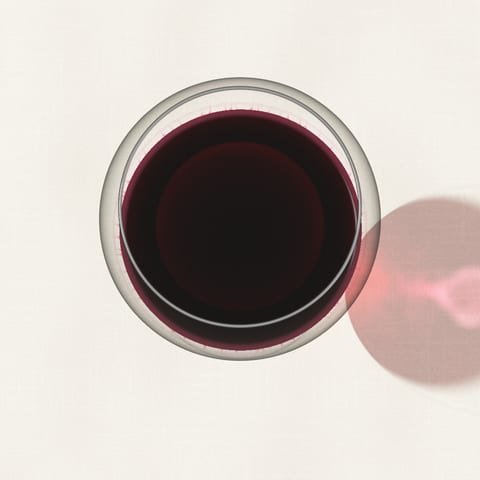 Un verre de vin rouge profond vu à la verticale sur une nappe en lin
