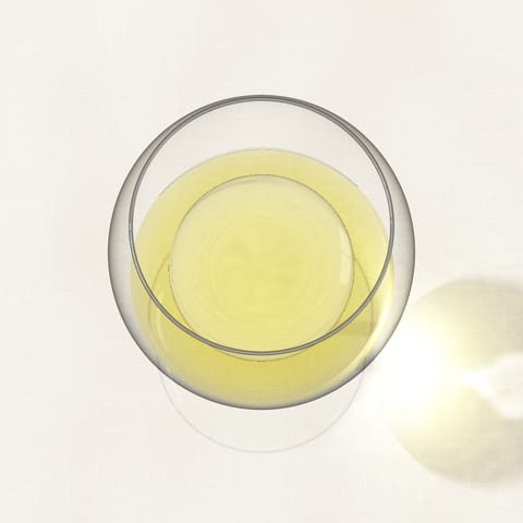 Un verre de vin blanc paille pâle vu du dessus sur une nappe de lin